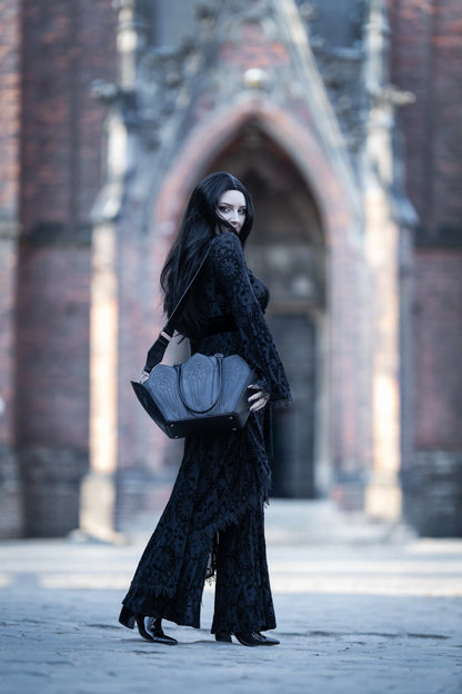 Schwarze Tasche CRUCIS UMBRA BAG mit Fensterdesign von Restyle
