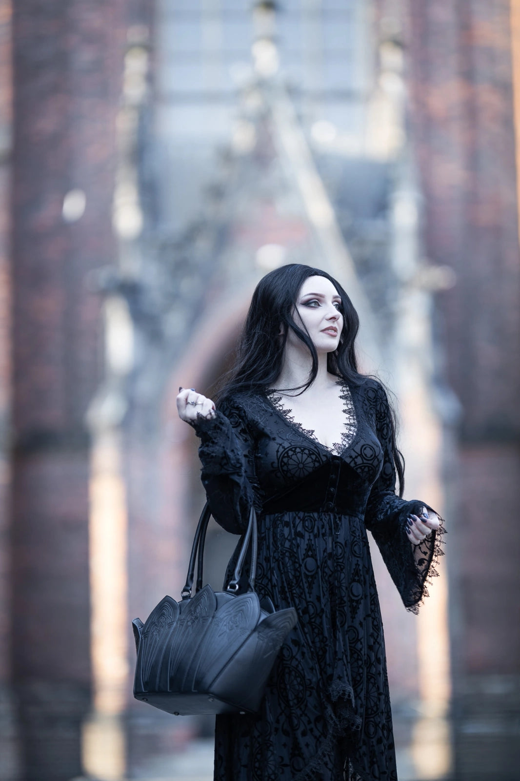 Schwarze Tasche CRUCIS UMBRA BAG mit Fensterdesign von Restyle