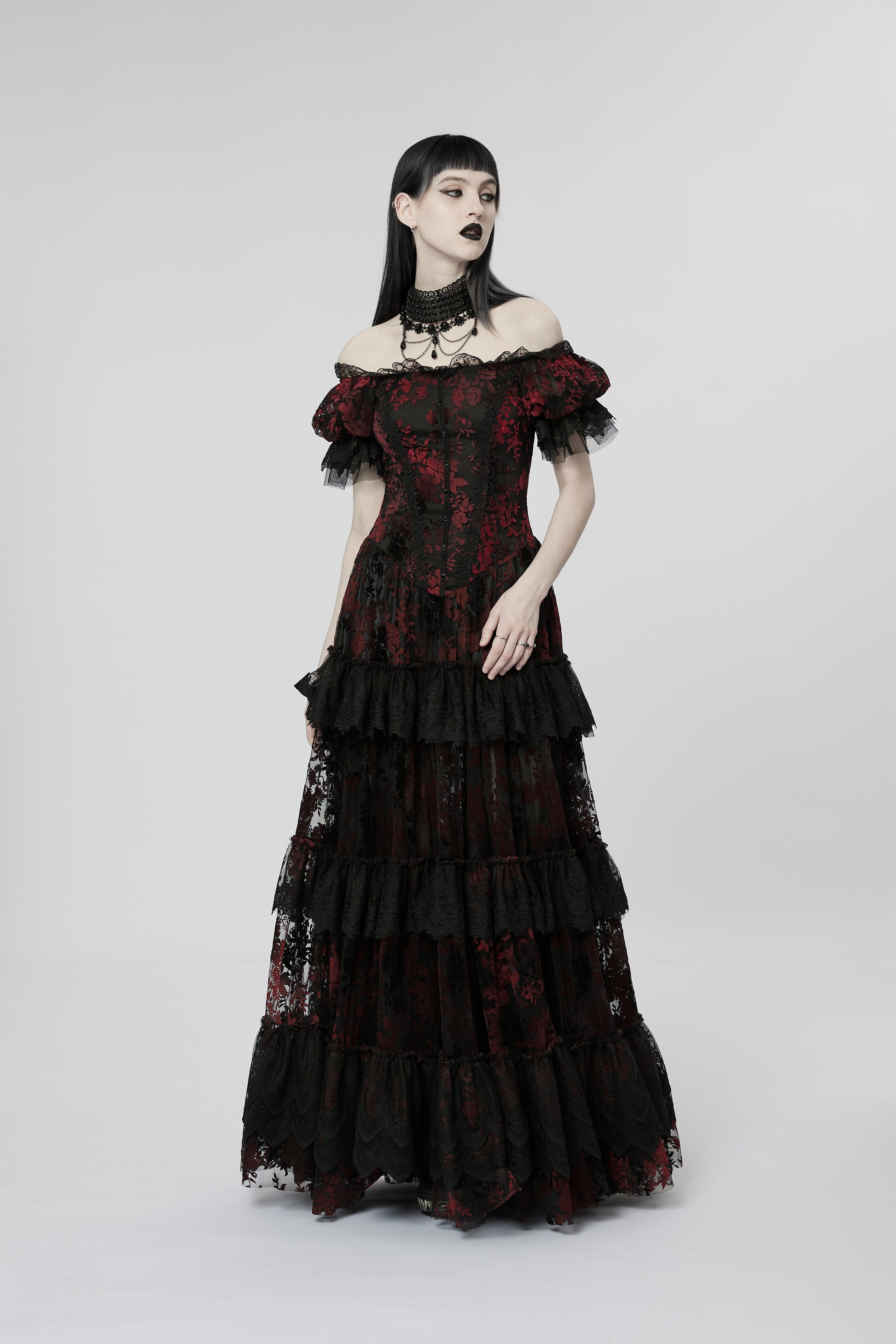 Langer, schwarz-roter Rock mit gestuften Spitzenrüschen DARK PALACE RED DRESS mit kurzen Puffärmeln von Punk Rave