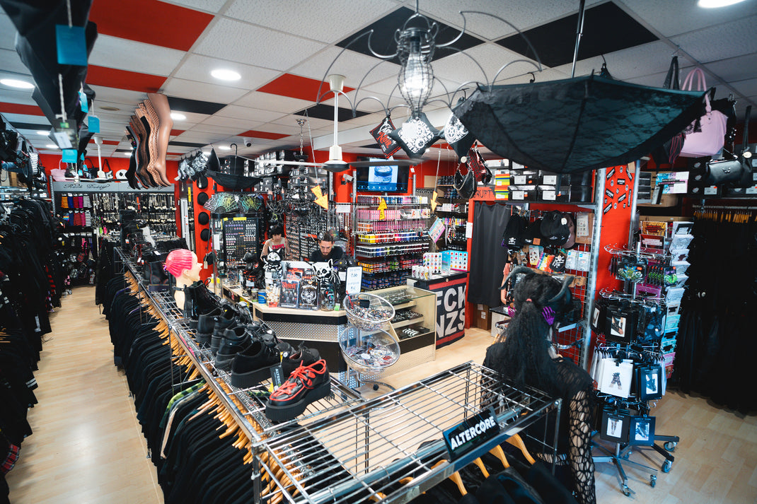 Gothic Shop Hamburg: Mode, Merch, Haarfarben | Colours Shop