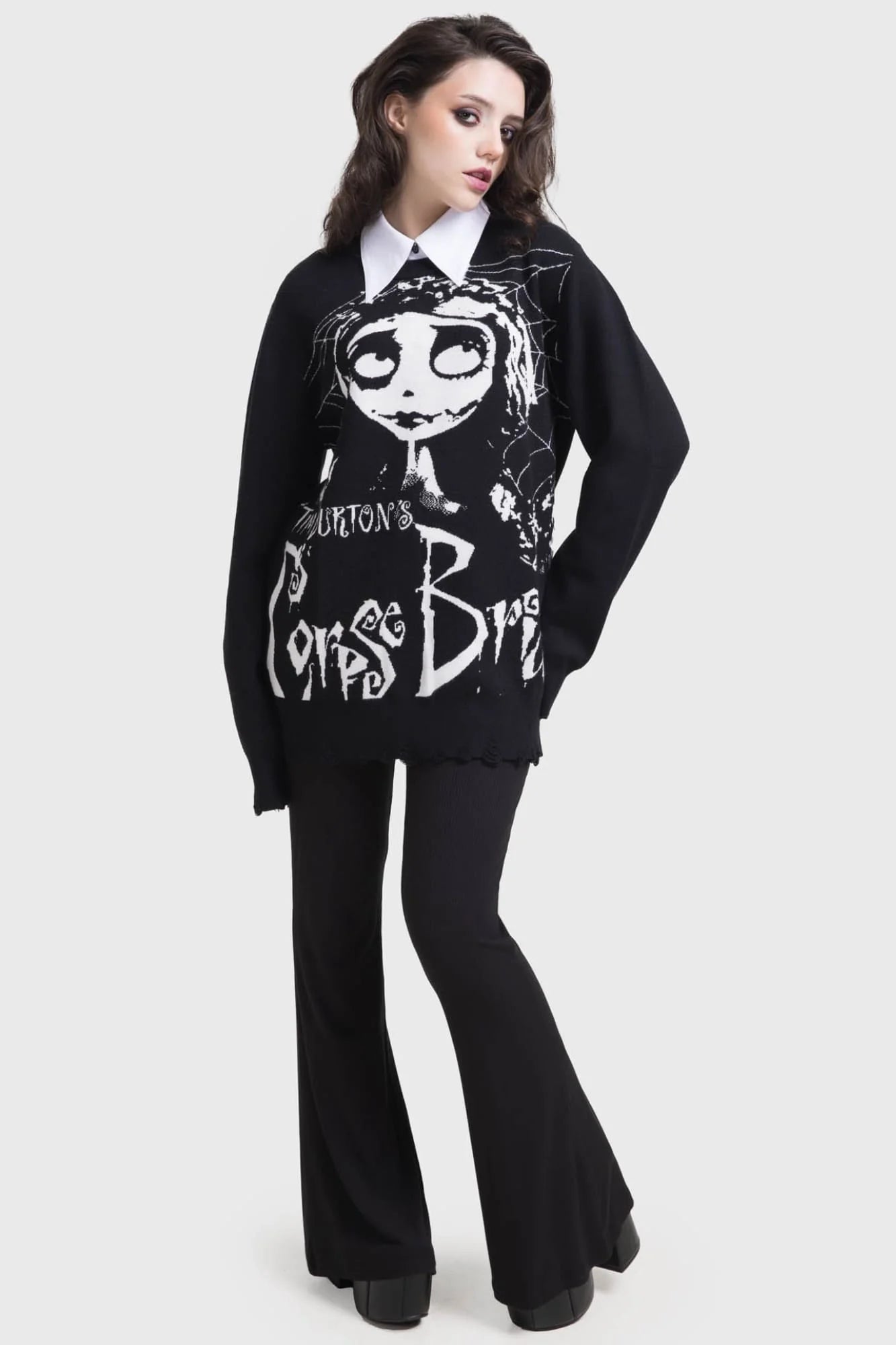 Schwarz-weißer Strickpullover CORPSE BRIDE DISTRESSED SWEATER mit auffälliger Corspe Bride-Grafik von Killstar