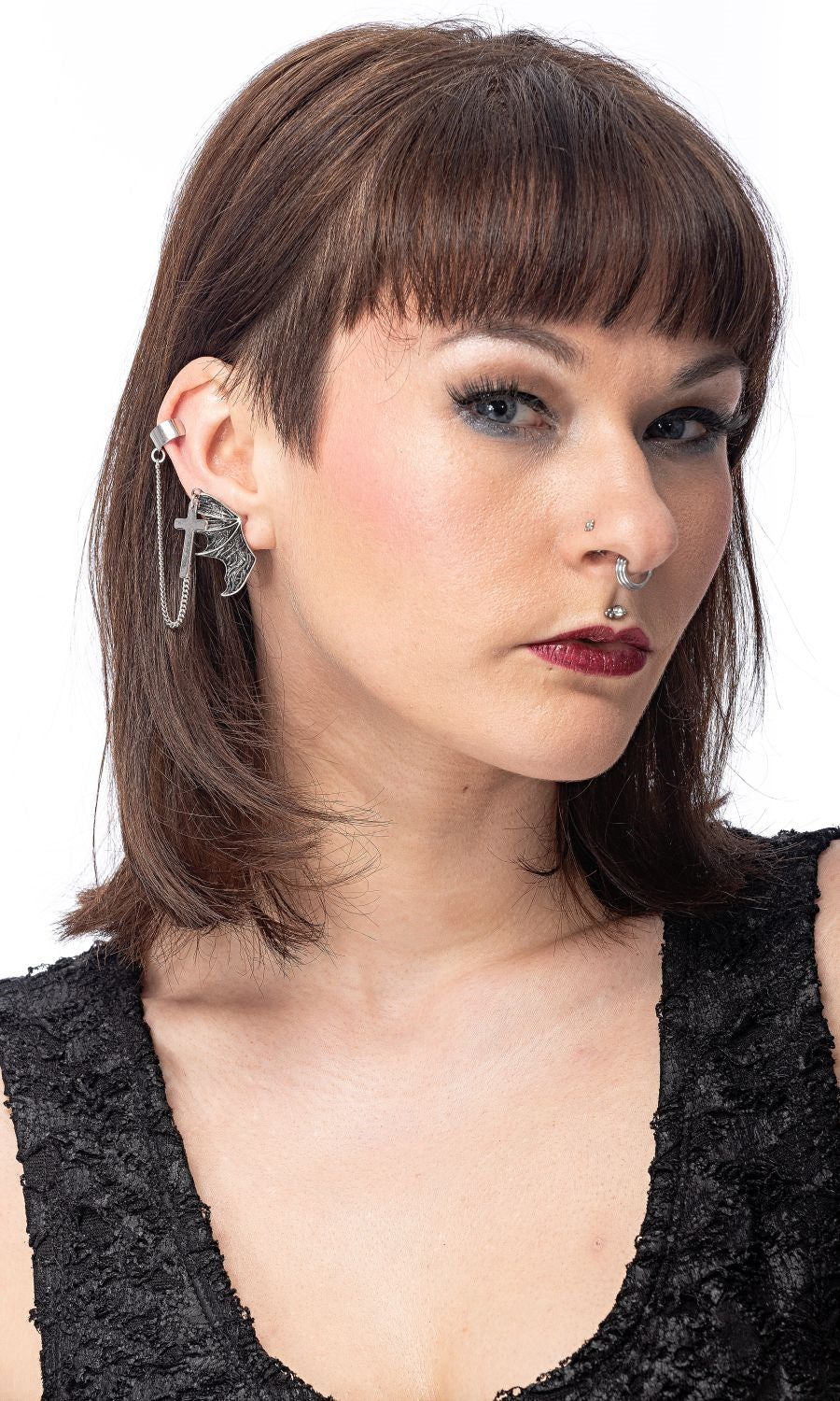 Silberne Ohrringe Cross Wing Earring mit Kreuzanhänger und Verbindungsette von Queen of Darkness