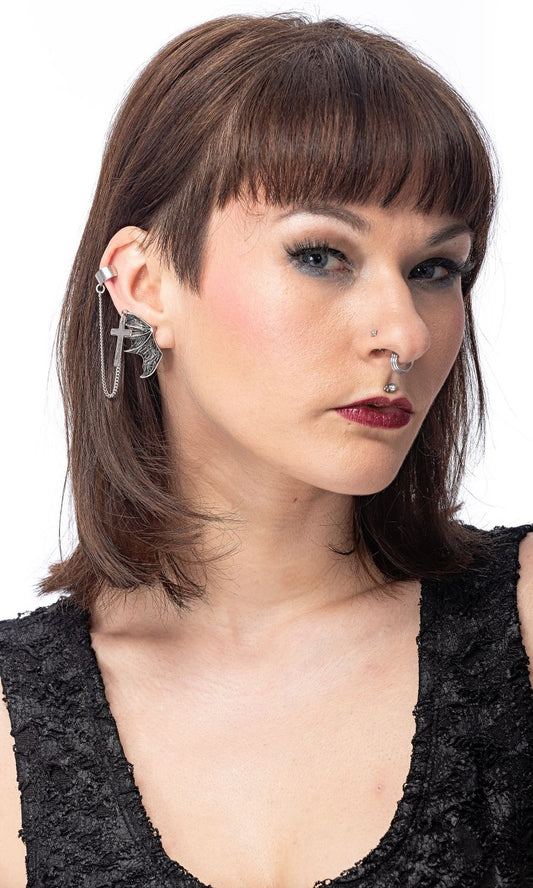 Silberne Ohrringe Cross Wing Earring mit Kreuzanhänger und Verbindungsette von Queen of Darkness