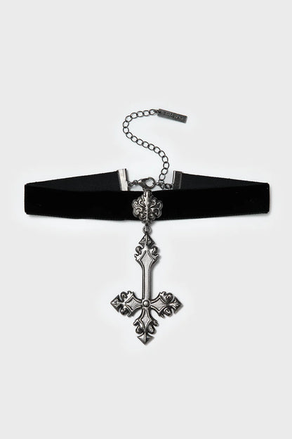 Schwarzes Halsband CROSSED FATES CHOKER aus weichem Samt mit Kreuzanhänger von Killstar