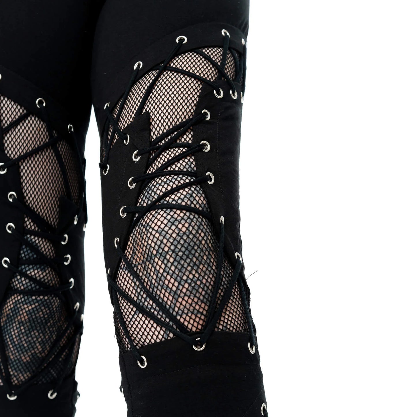 Schwarze Hose DARK LURE LEGGINGS mit Cutouts und Netzelementen von Heartless