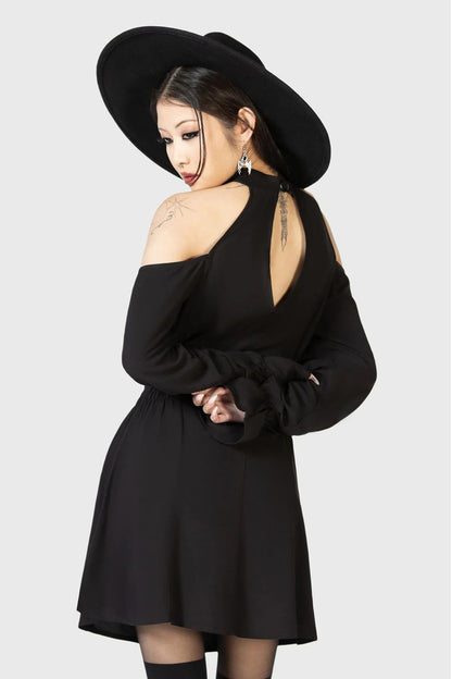 Rückseite schwarzes, kurzes Kleid DESTINY WAITS MINI DRESS mit Schulterausschnitten und langen Ärmeln mit Bündchen von Killstar