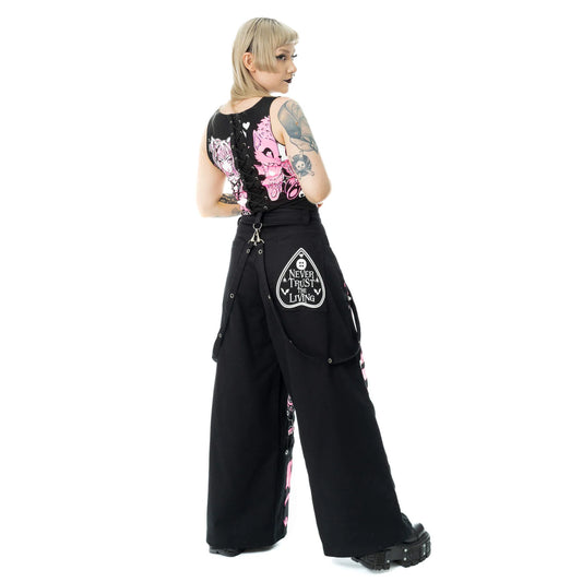 Schwarze Hose DOLLHOUSE DETENTION PANTS mit pinkem Animeprint von Cupcake Cult