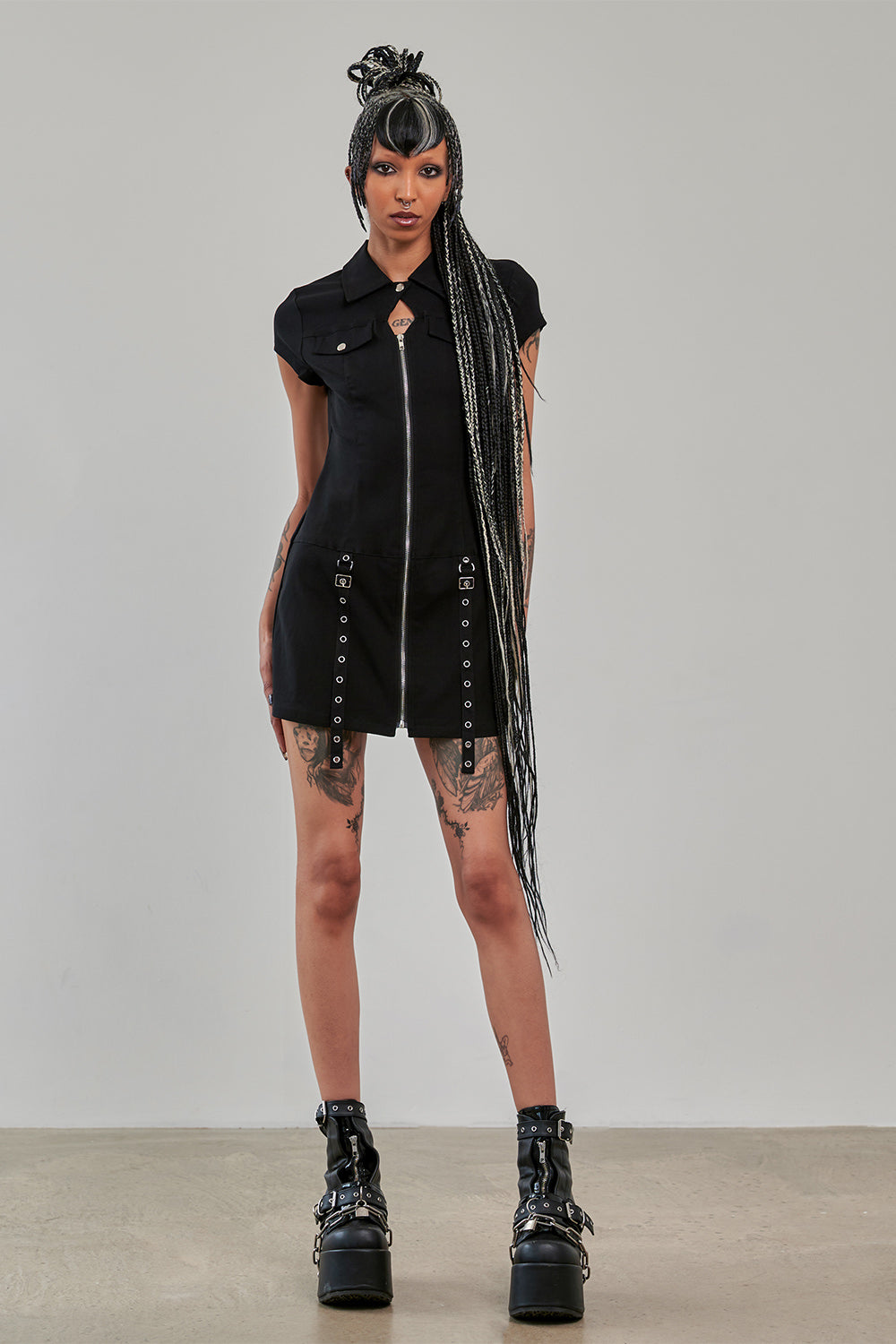 Schwarzes Kleid TARTAN NIGHT ZIP DRESS Black mit Reißverschluss an der Vorderseite von Banned