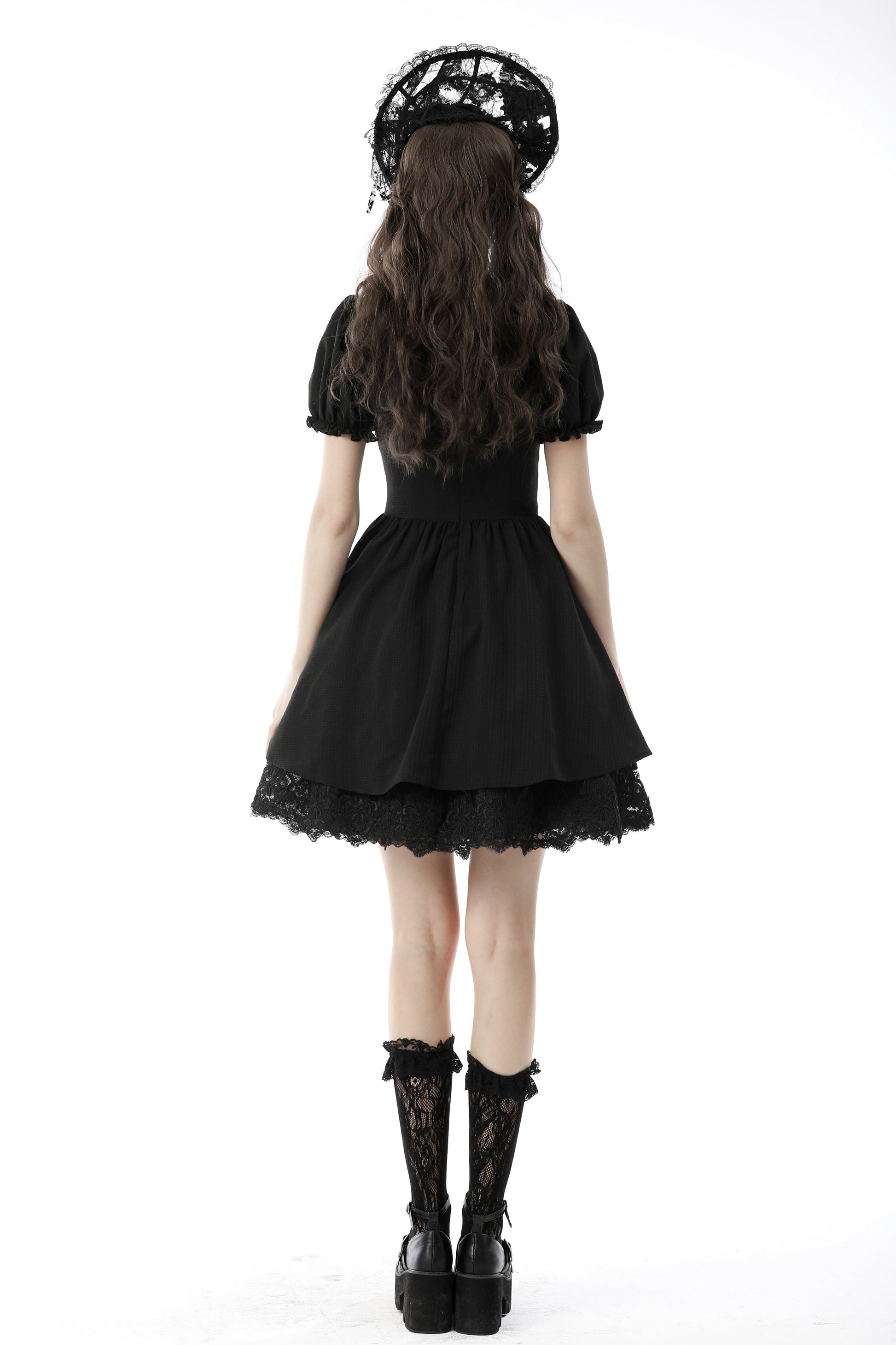 Rückseite schwarzes, kurzes Kleid OH SO MODEST DOLLY DRESS mit hübschen Spitzendetails und kleinem Kreuzanhänger von Dark In Love