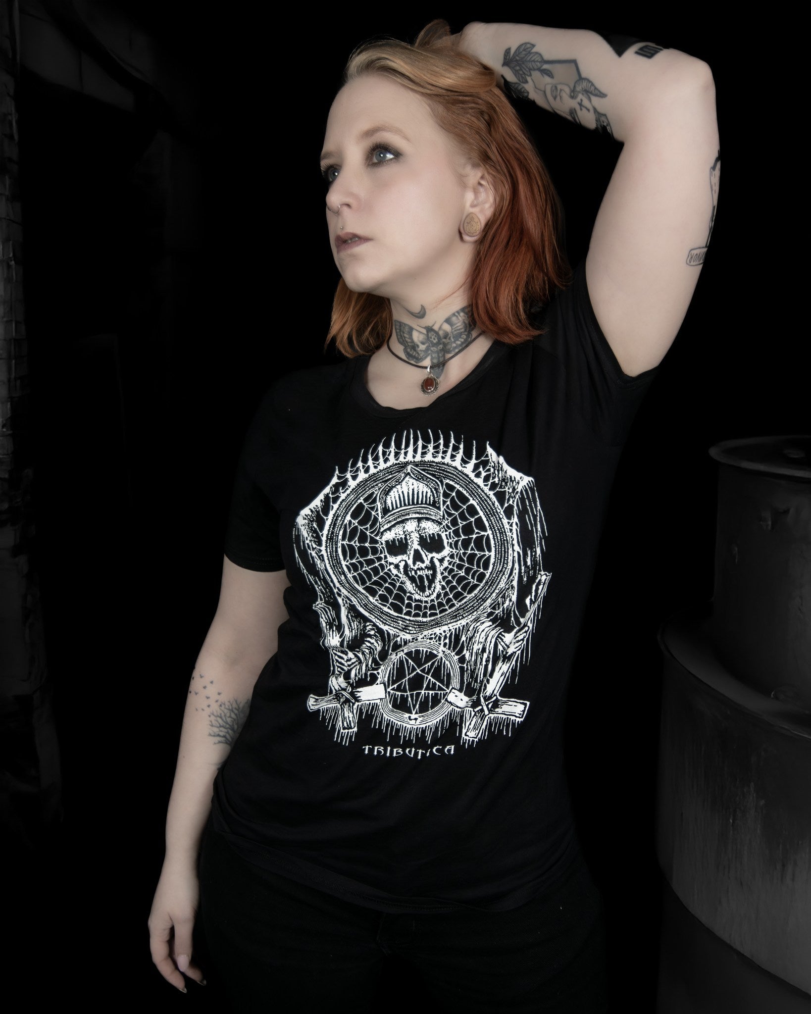 Schwarzes Oberteil Death Zone Shirt mit großem Totenkopfprint und vielen Details von Tributica
