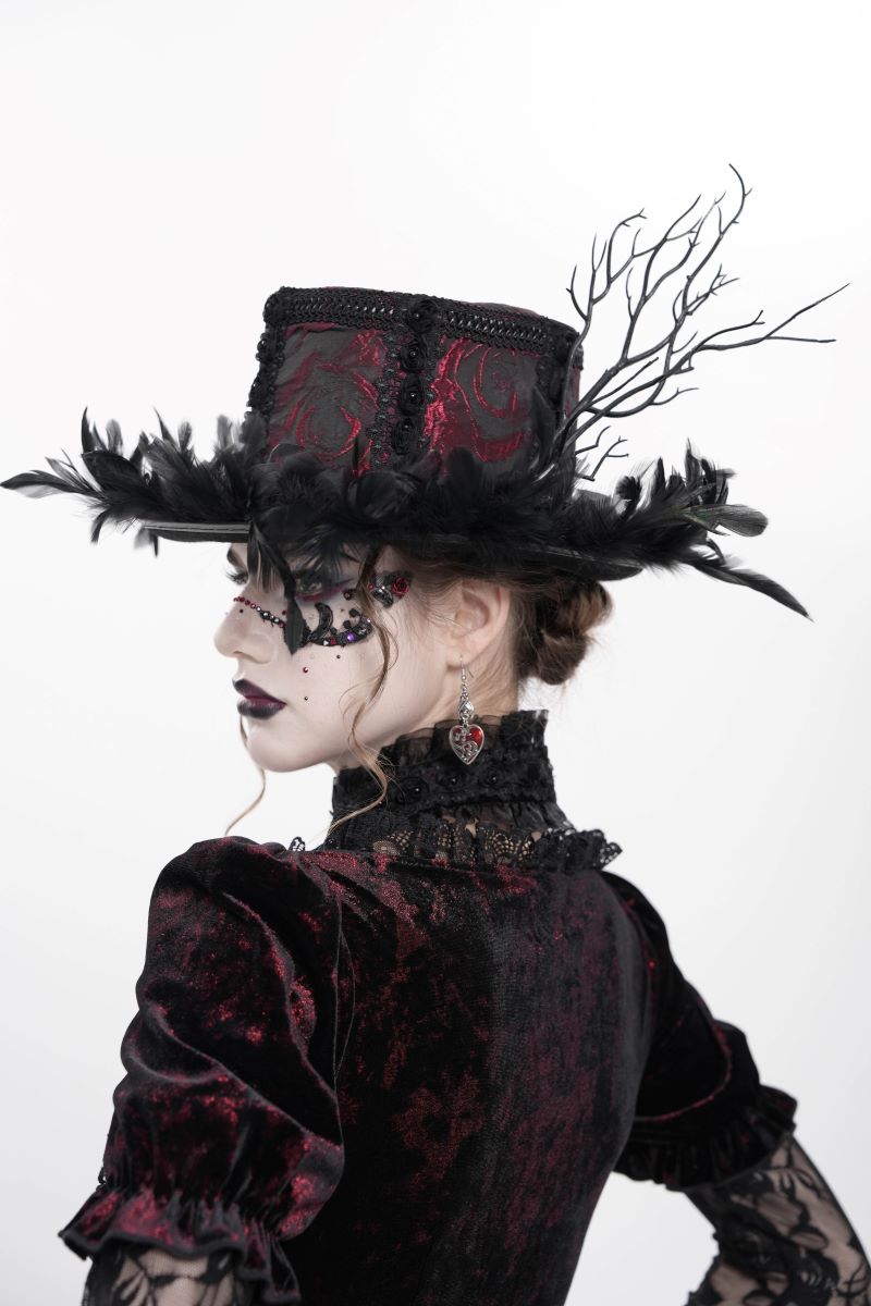 Gotischer Brokathut Mystic Palace Hat mit rotem Rosenmuster, Zweigen und Federn von Eva Lady