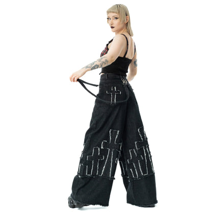 Schwarze Hose ETERNAL REST JEANS mit Kreuzelementen auf den Beinen von Heartless