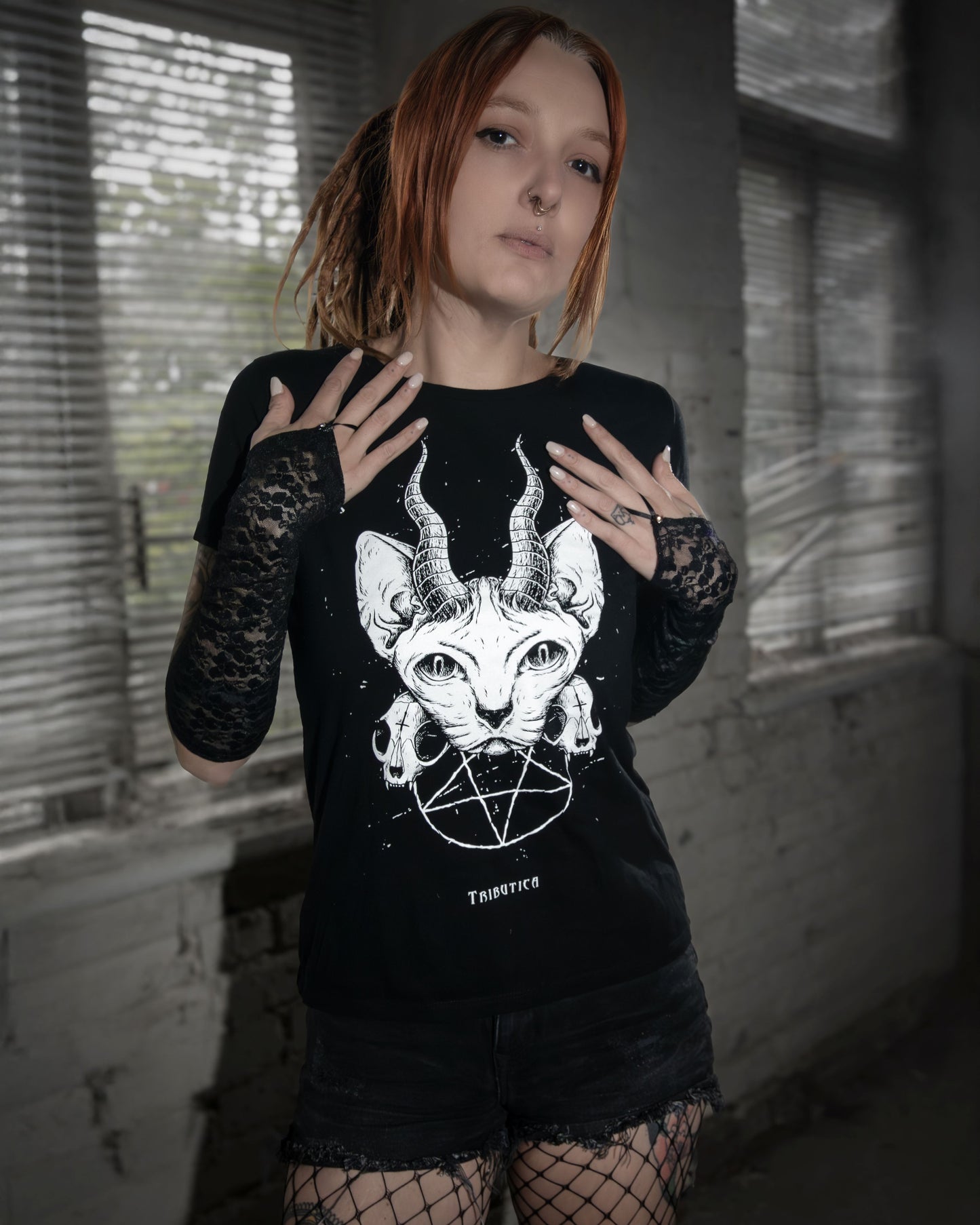 Schwarzes Oberteil Evil Cat Shirt mit Katzen- und Pentagramprint von Tributica