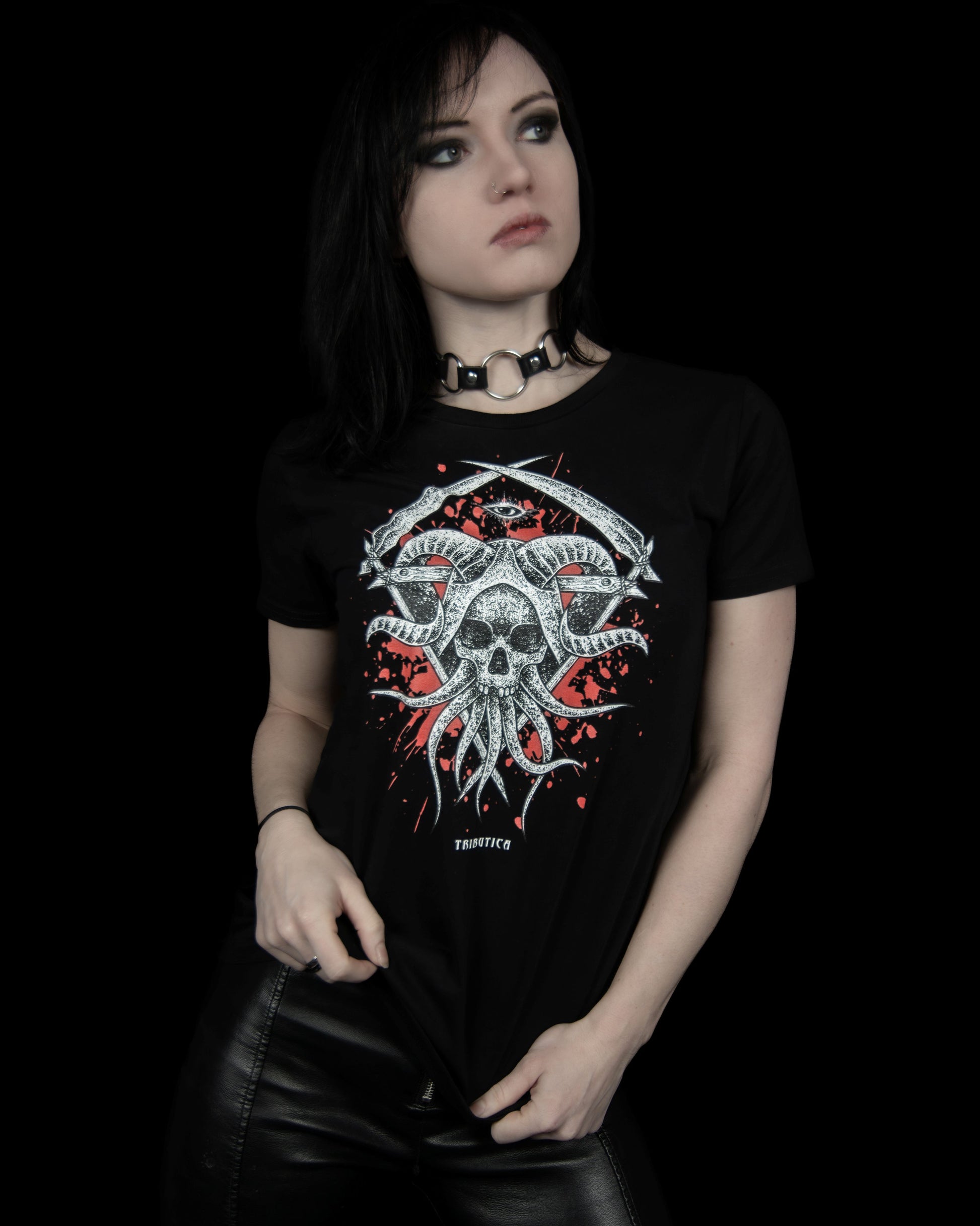 Schwarzes Oberteil Eye Of Evil Shirt mit Totenkopf- und Tentakelprint von Tributica