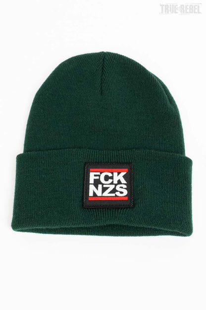 Grüne Beanie FCK NZS Green mit FCK NZS Logo Aufnäher von True Rebel