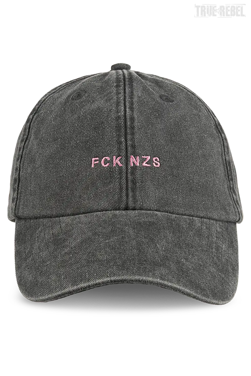 Graue Kappe FCK NZS Cap Washed Black mit kleiner, rosaner Stickerei von True Rebel