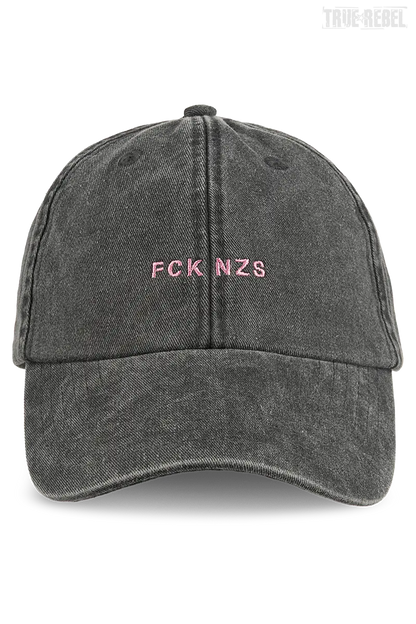 Graue Kappe FCK NZS Cap Washed Black mit kleiner, rosaner Stickerei von True Rebel