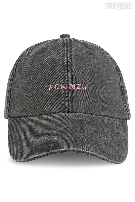 Graue Kappe FCK NZS Cap Washed Black mit kleiner, rosaner Stickerei von True Rebel