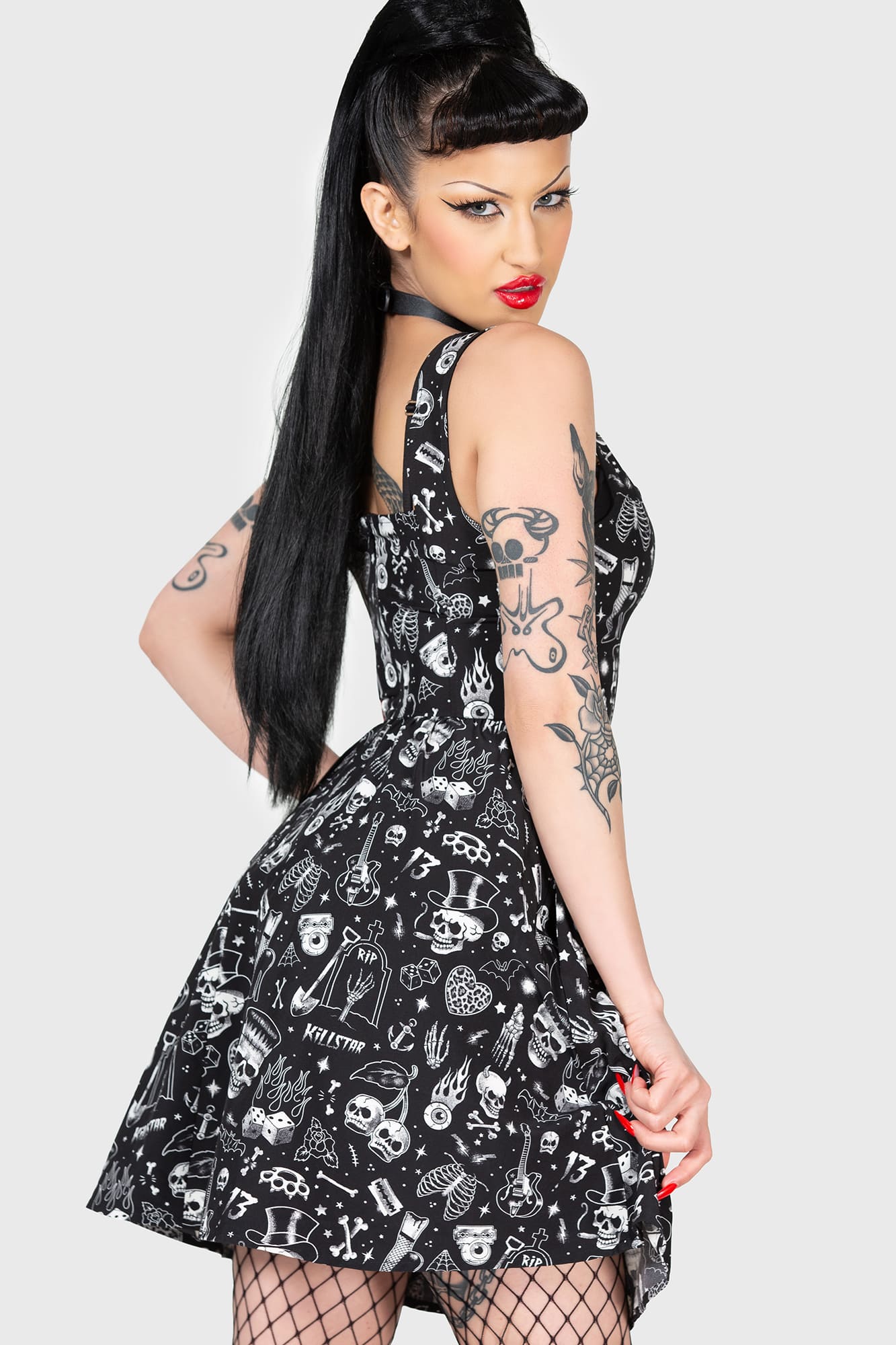 Schwarzes, kurzes Kleid FLIPPED MINI DRESS mit weißem, kleinen Allover-Print im Rockabilly-Style von Killstar