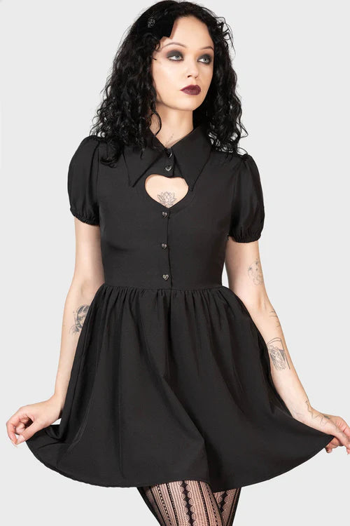 Kurzes, schwarzes Killstar-Kleid mit herzförmigem Zieruasschnitt am Dekoltee, niedlichen Puffärmeln und Herzknöpfen