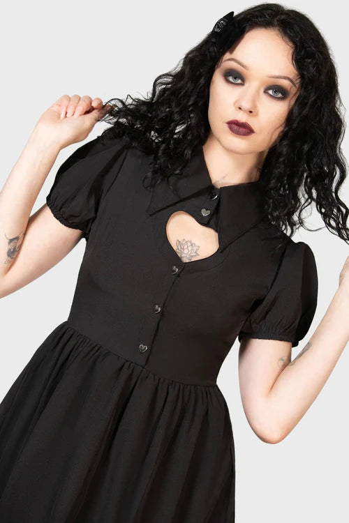 Kurzes, schwarzes Killstar-Kleid mit herzförmigem Zieruasschnitt am Dekoltee, niedlichen Puffärmeln und Herzknöpfen