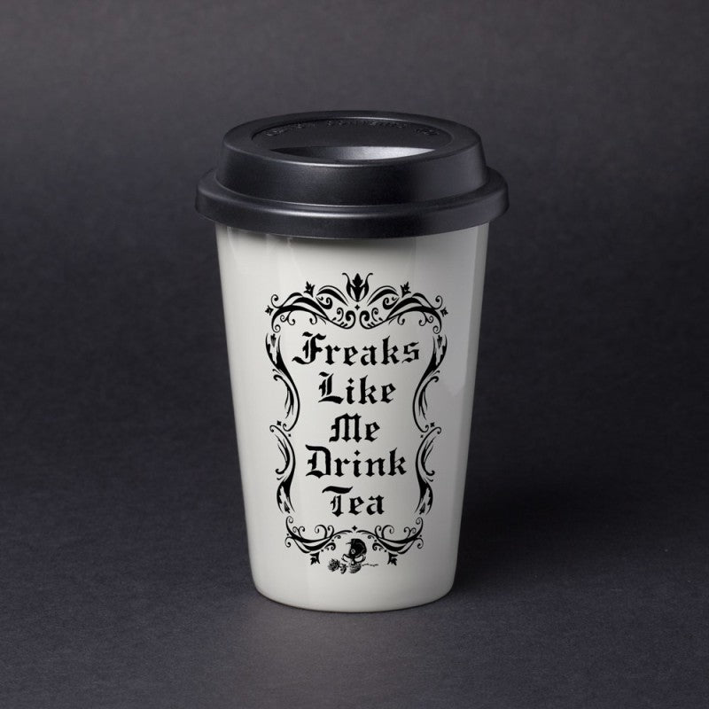 Weißer Becher Freaks Like Me Drink Tea Travel Mug mit schwarzem Deckel von Alchemy