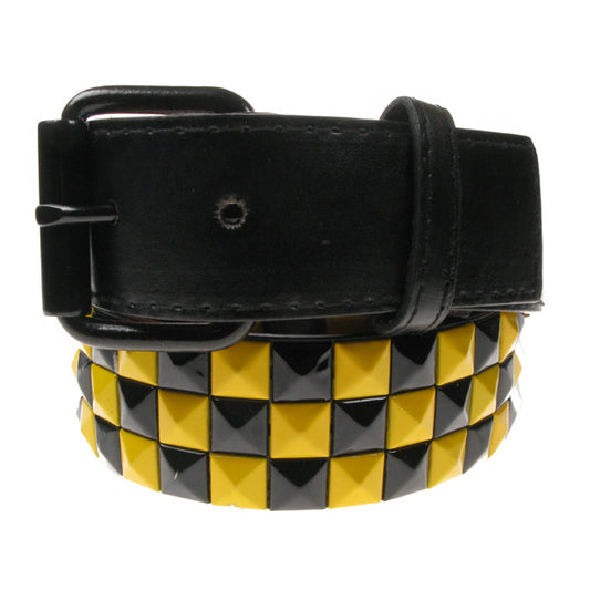 Schwarzer Nietengürtel 3-reihig Yellow aus Kunstleder mit farbigen, sowie schwarzen Pyramidennieten, die im Schachbrettmuster angeordnet sind von Bullet69