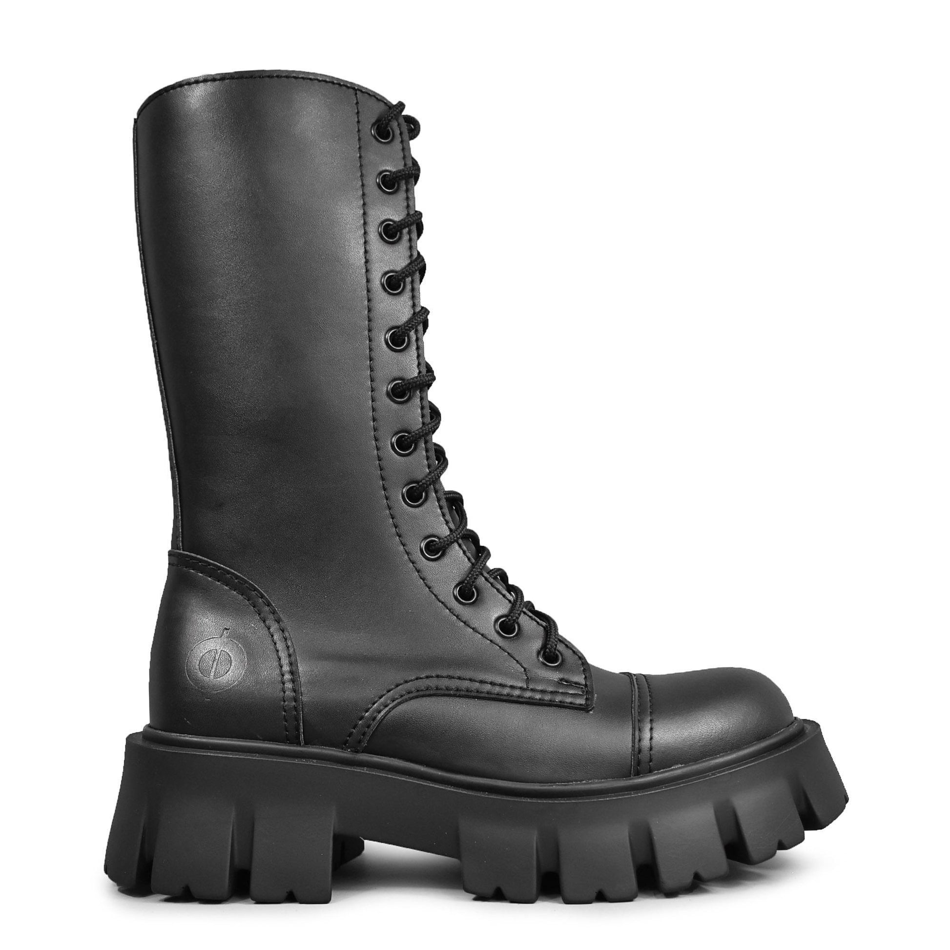 Seitenansicht: Schwarze 12 Loch-Stiefel aus Kunstleder ohne Reißverschluss