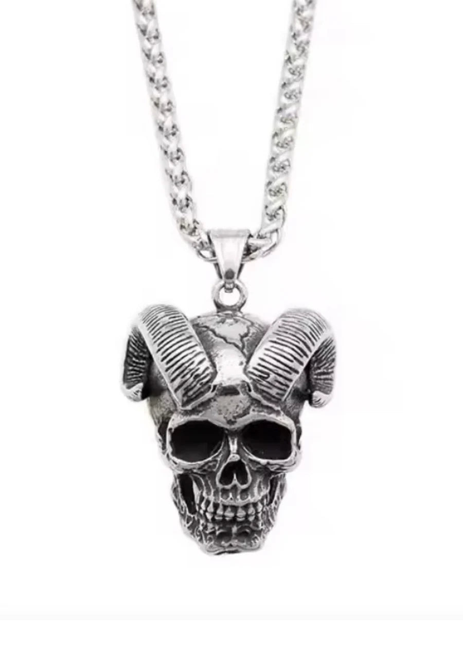 Silberfarbende Kette GOAT SKULL NECKLACE mit Totenkopfanhänger mit Hörnern von EASURE