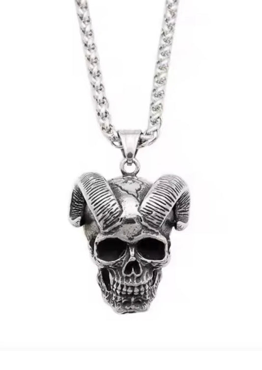 Silberfarbende Kette GOAT SKULL NECKLACE mit Totenkopfanhänger mit Hörnern von EASURE