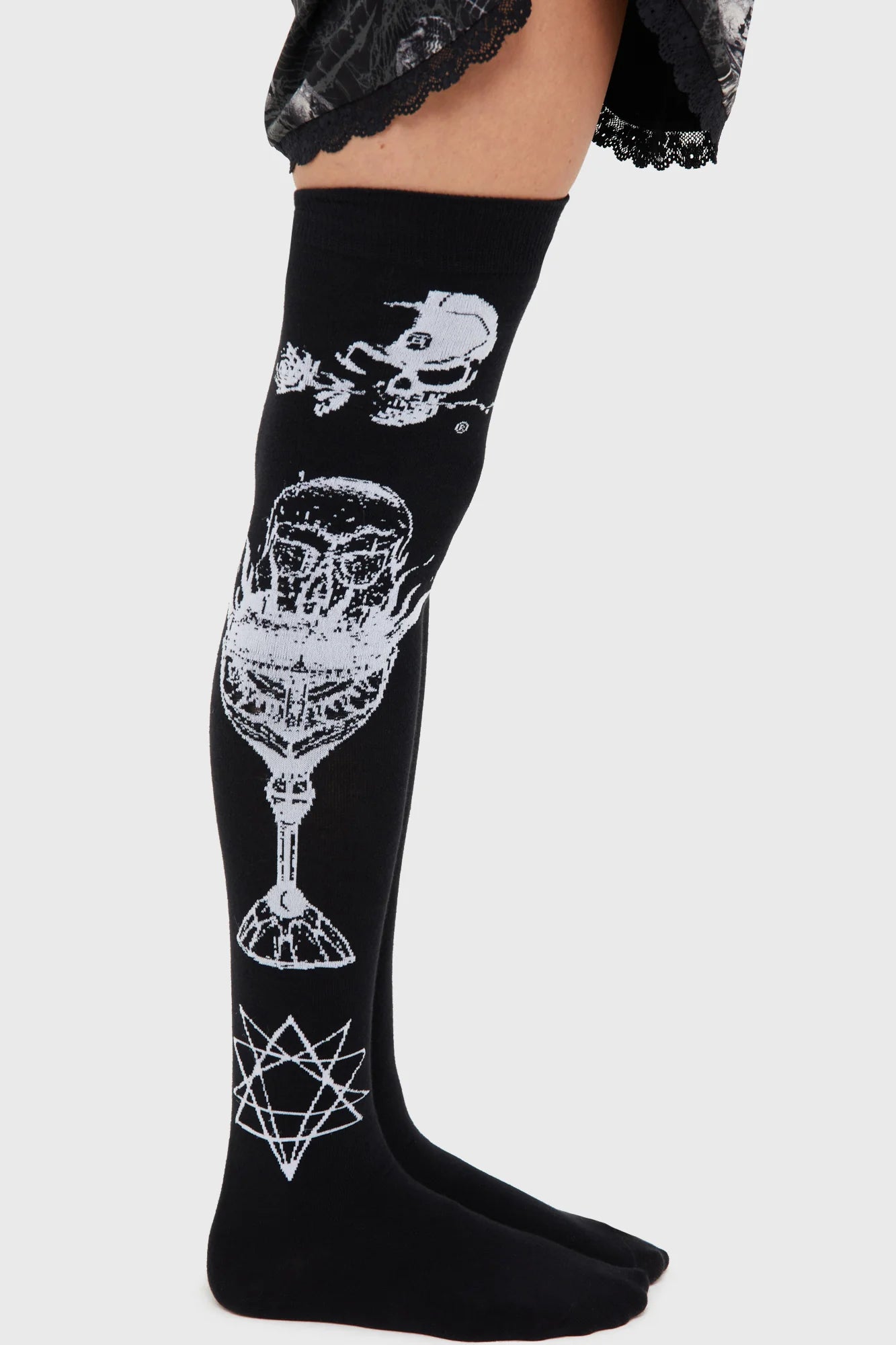 Schwarze Kniesocken Grail Of Loathing Knee High Socks mit Kelchdesign von Killstar