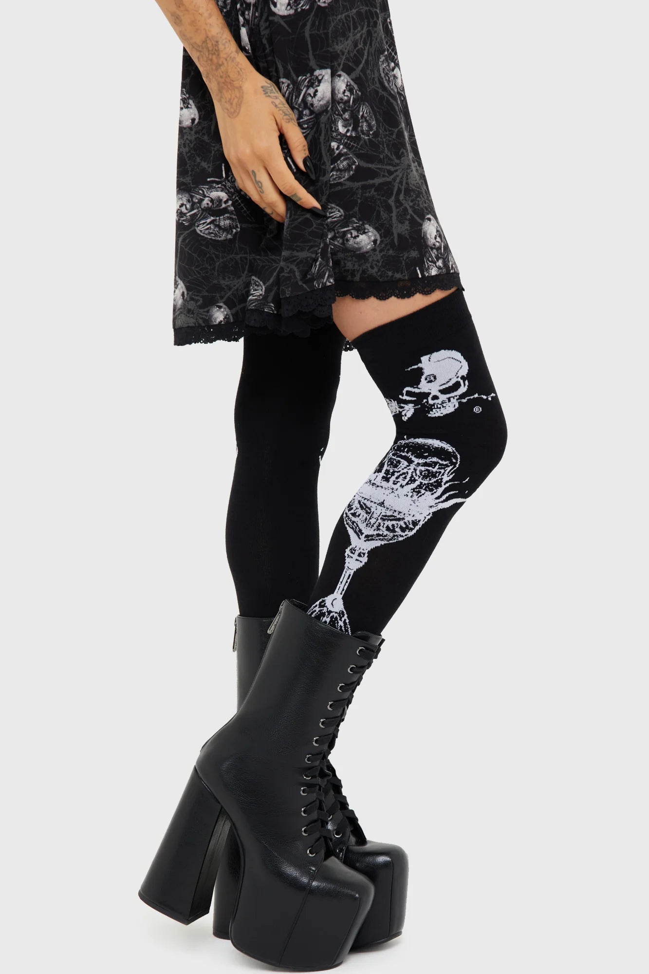 Schwarze Kniesocken Grail Of Loathing Knee High Socks mit Kelchdesign von Killstar