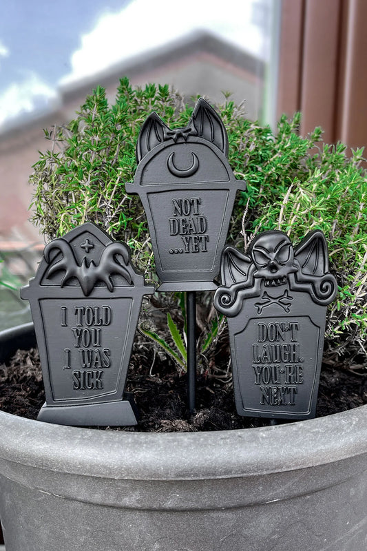 Schwarze Pflanztopschilder Gravestone Plant Pot Markers in Grabsteinform von Killstar
