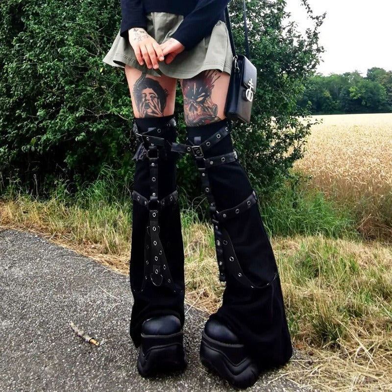 Schwarze Beinstulpen Gothic Gaiters mit Riemene von Moon Attic