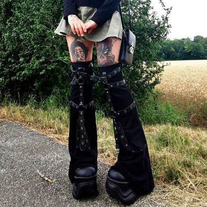 Schwarze Beinstulpen Gothic Gaiters mit Riemene von Moon Attic