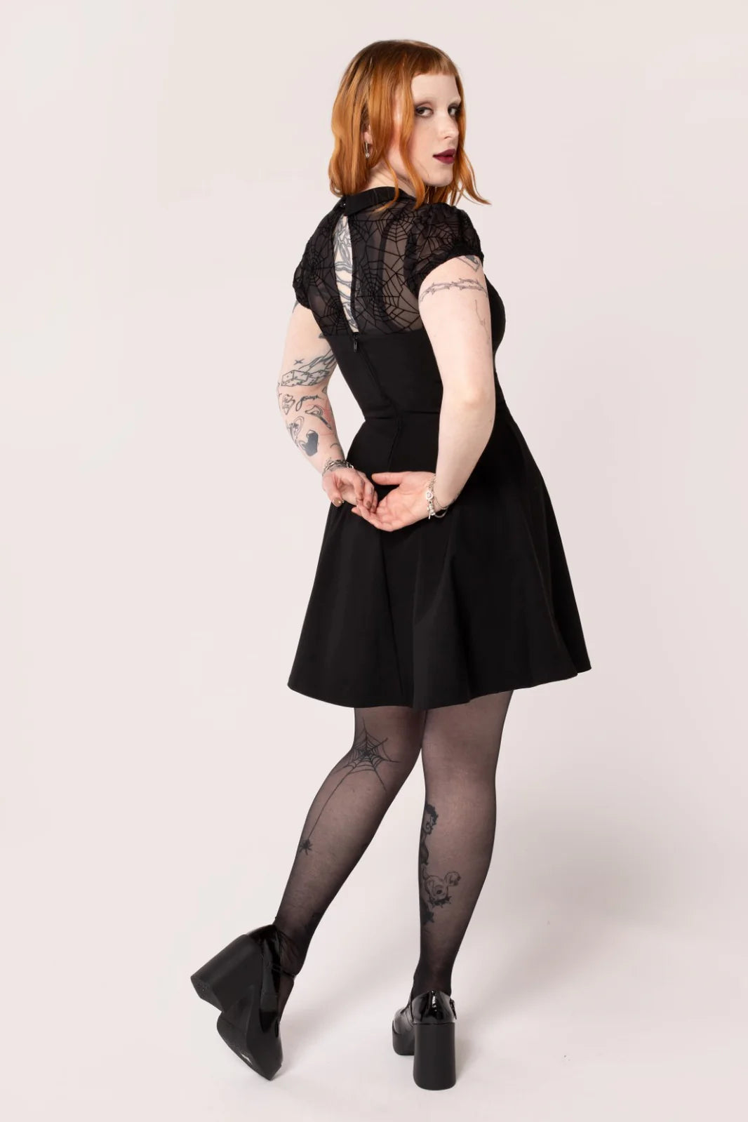 Rückseite schwarzes Bengaline-Minikleid Viola Dress mit Spinnennetzmesh am Dekoltee von Hellbunny