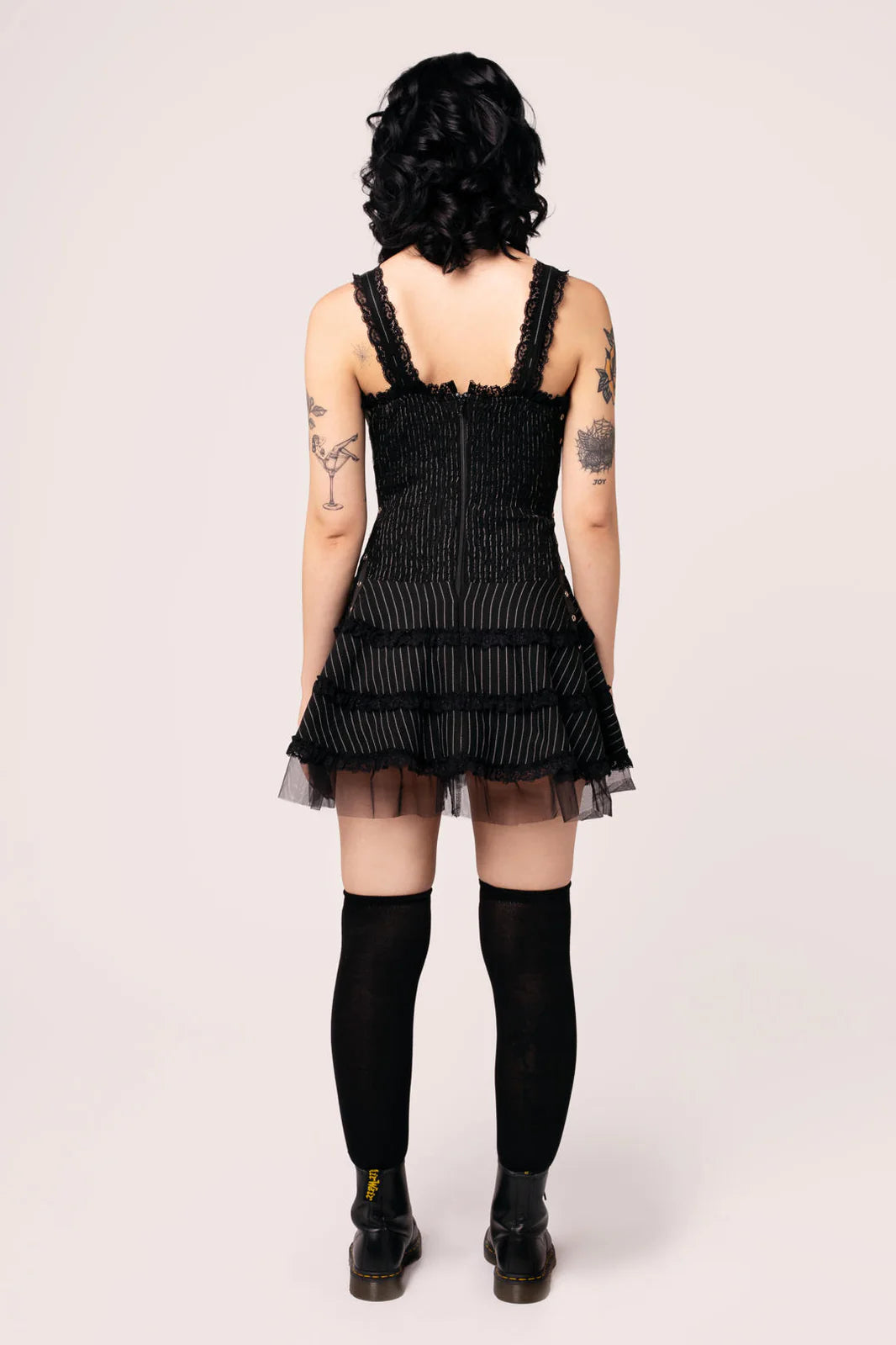 Schwarzes Mini-Kleid Harley Pinstripe Dress im Punk-Stil mit Zierschnürung von Hellbunny