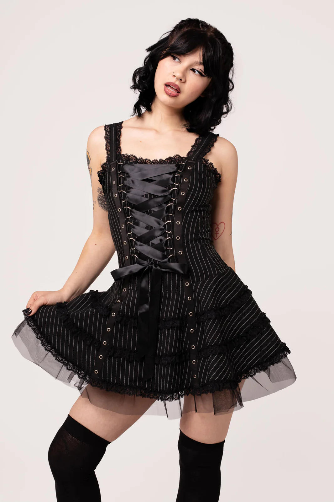 Schwarzes Mini-Kleid Harley Pinstripe Dress im Punk-Stil mit Zierschnürung von Hellbunny