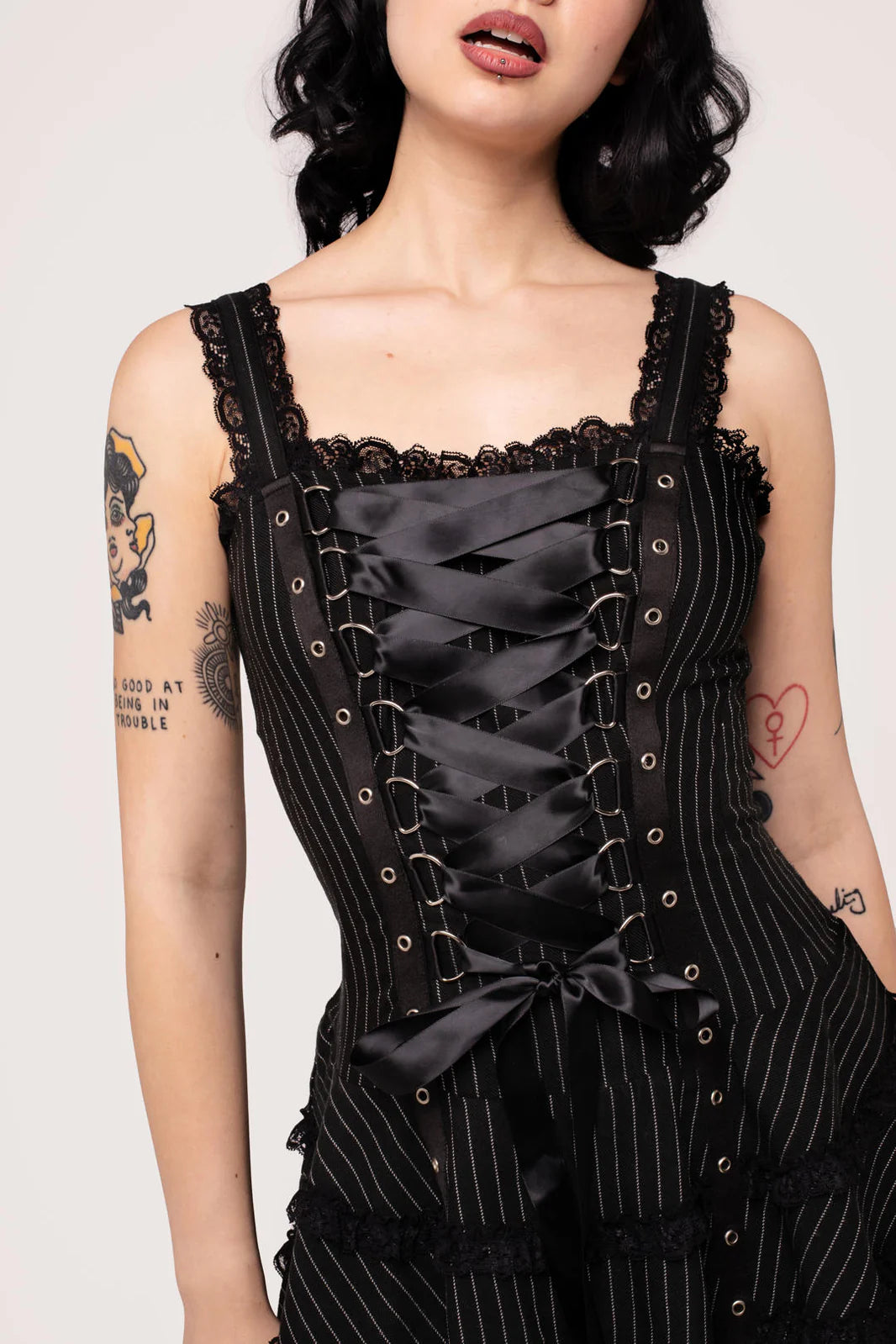 Schwarzes Mini-Kleid Harley Pinstripe Dress im Punk-Stil mit Zierschnürung von Hellbunny