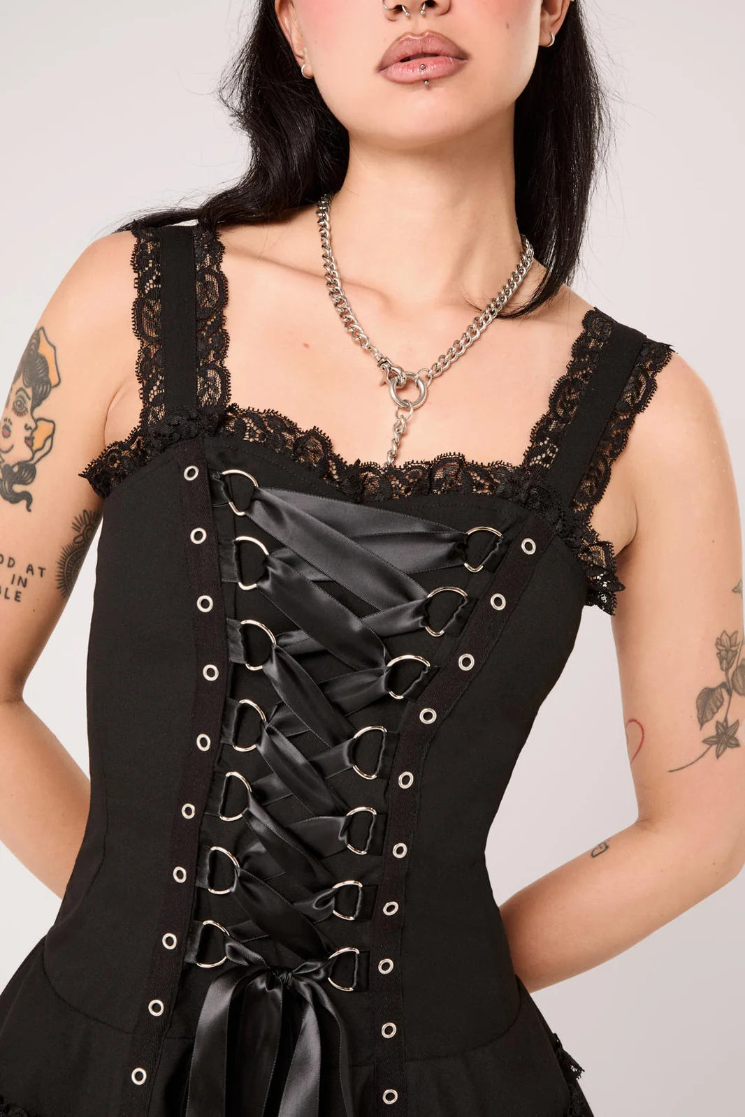 schwarzes Kleid Harley Plain Dress im Punk-Stil mit Zierschnürung von Hellbunny