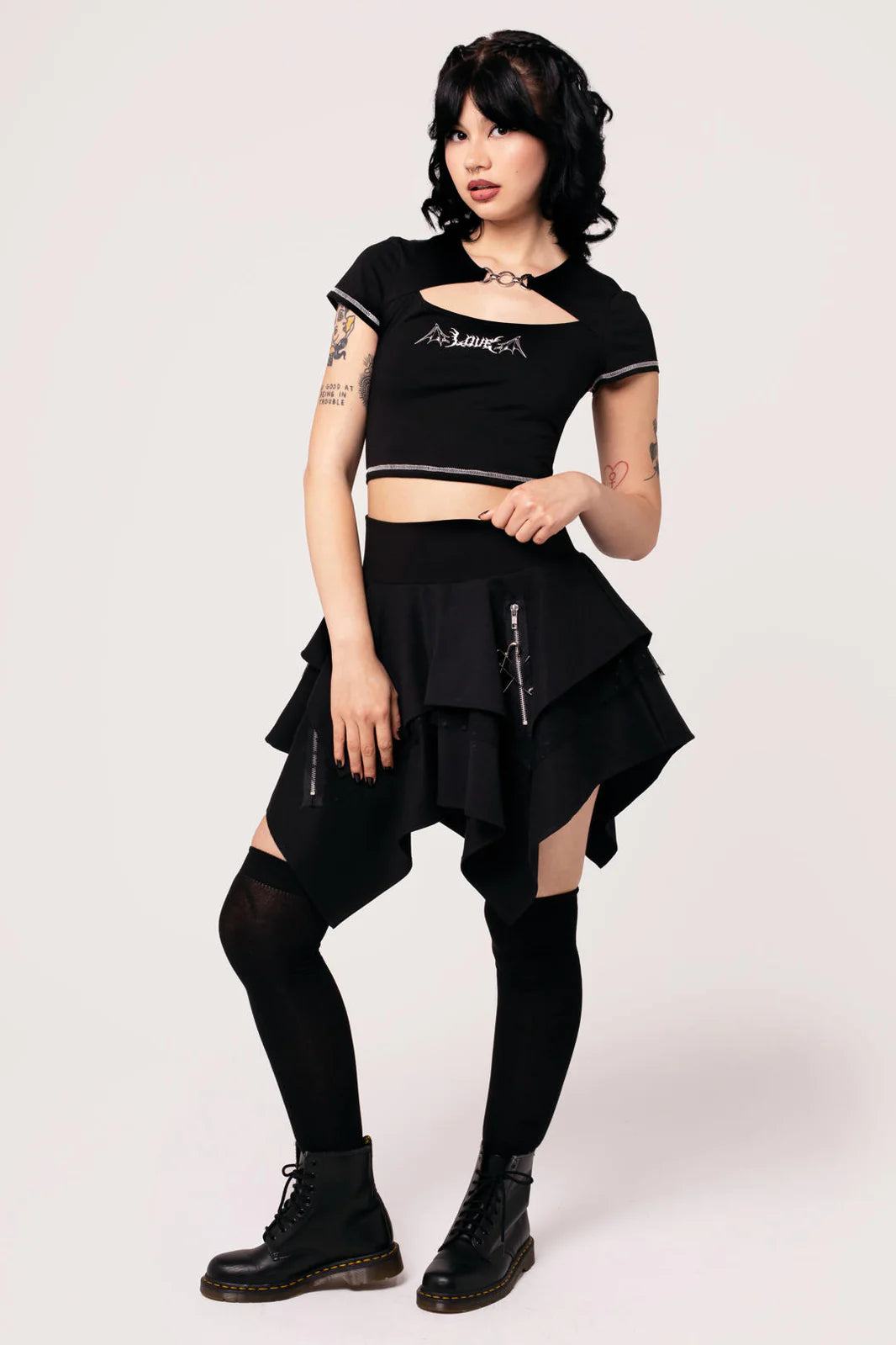 Schwarzer, asymmetrischer Mini-Rock Nadia Skirt mit Zierreißverschlüssen und Sicherheitsnadeln von Hellbunny