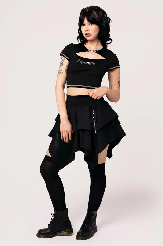 Schwarzer, asymmetrischer Mini-Rock Nadia Skirt mit Zierreißverschlüssen und Sicherheitsnadeln von Hellbunny