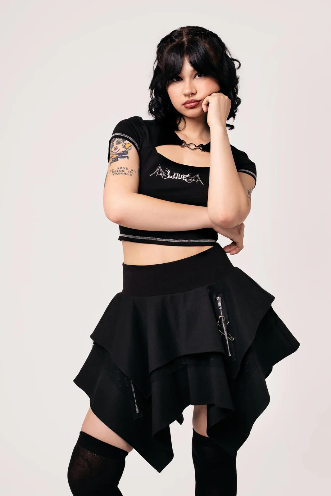 Schwarzer, asymmetrischer Mini-Rock Nadia Skirt mit Zierreißverschlüssen und Sicherheitsnadeln von Hellbunny