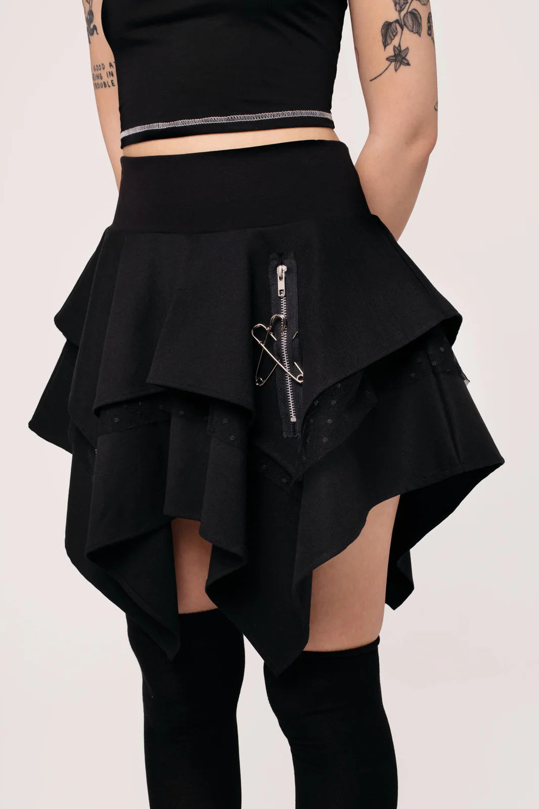 Schwarzer, asymmetrischer Mini-Rock Nadia Skirt mit Zierreißverschlüssen und Sicherheitsnadeln von Hellbunny