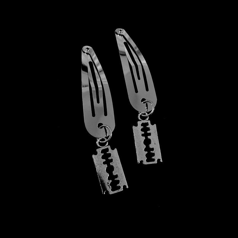 Silberfarbenes Haarspangenpaar BLADE CHARMS HAIR CLIP mit Rasierklingenanhänger von Moon Attic