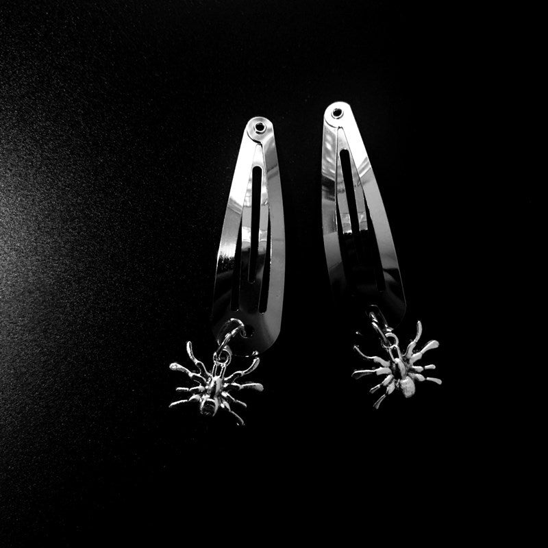 Silberfarbenes Haarspangenpaar SPIDERS CHARMS HAIR CLIP mit Spinnenanhängern von Moon Attic