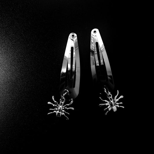 Silberfarbenes Haarspangenpaar SPIDERS CHARMS HAIR CLIP mit Spinnenanhängern von Moon Attic