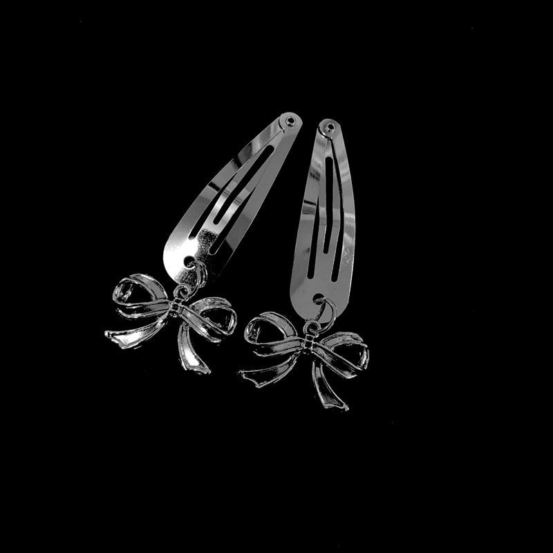 Silberfarbenes Haarspangenpaar BOWS CHARMS HAIR CLIPS mit Schleifenanhängern von Moon Attic