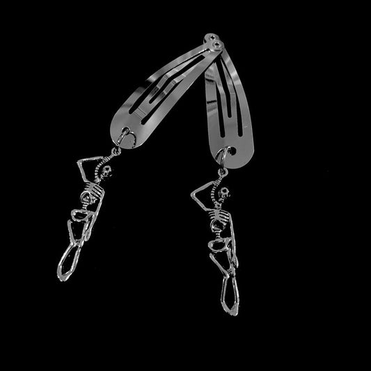 Silberfarbenes Haarspangenpaar HANGMAN CHARMS HAIR CLIP mit Skelettanhängern von Moon Attic
