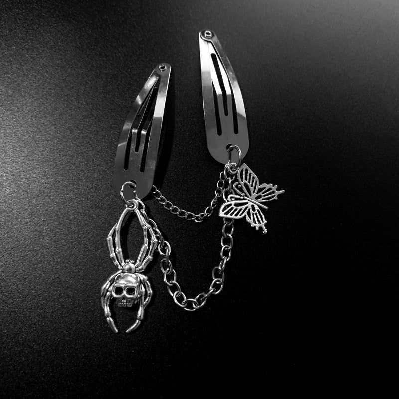 Silberfarbene Haarspange SPIDER CHARMS HAIR CLIP mit Spinnen- und Schmetterlinganhänger von Moon Attic